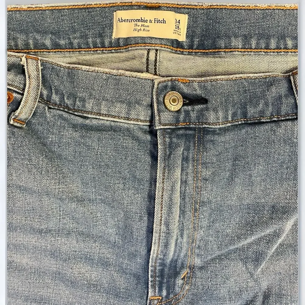 Abercrombie & Fitch The Mom High Rise Light Wash Crop Jeans size 34 18s Short